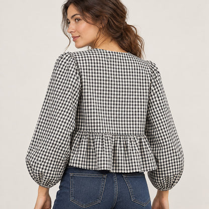 Espalda de la blusa negra de cuadros vichy con peplum