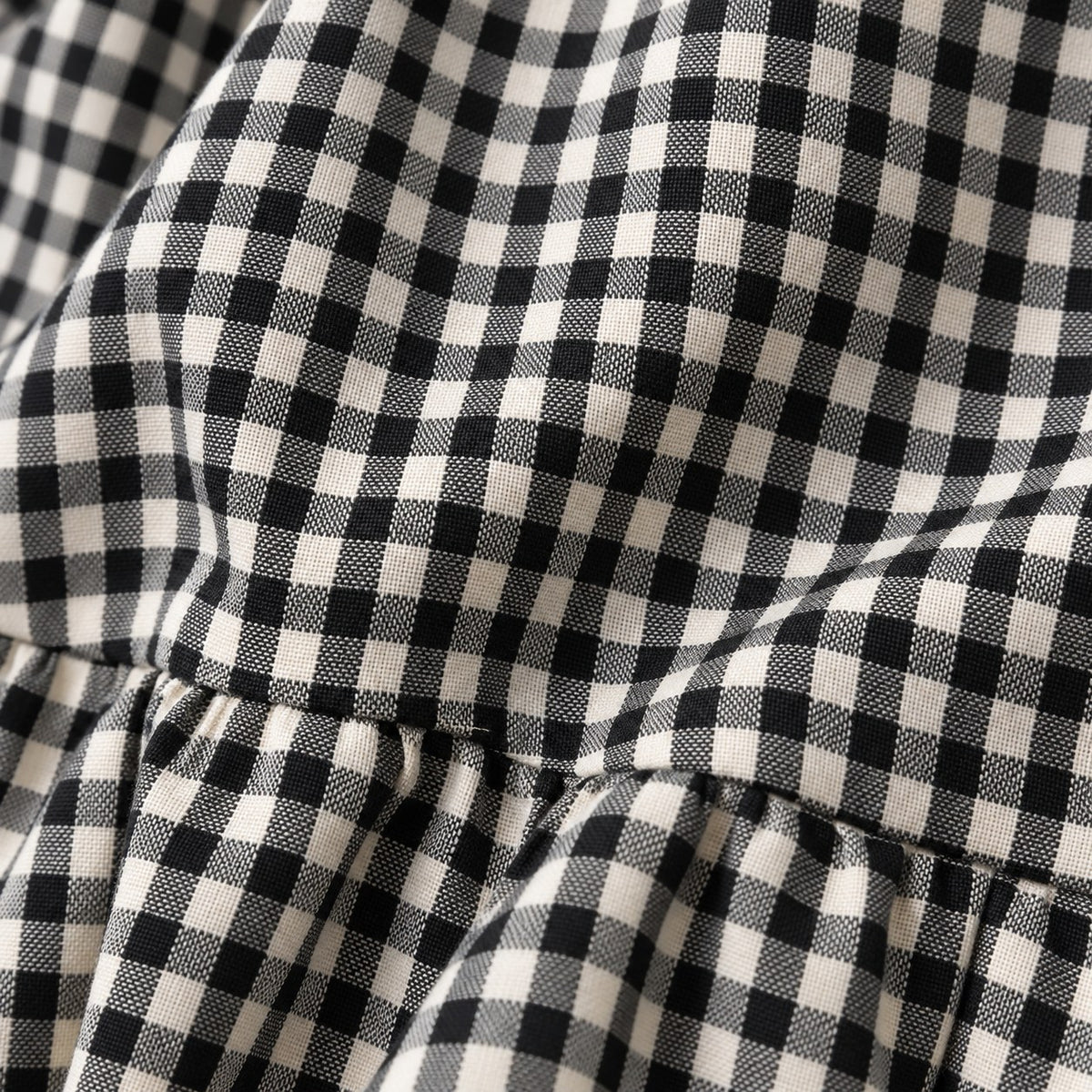 Primer plano del tejido de cuadros vichy negro y crudo
