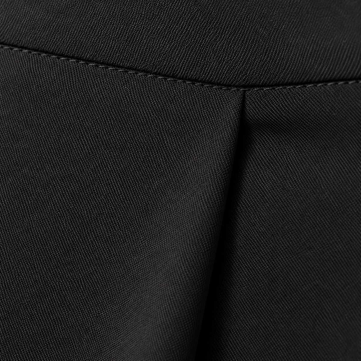 Primer plano del tejido y el pliegue del pantalón globo negro