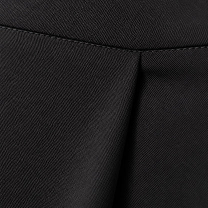 Primer plano del tejido y el pliegue del pantalón globo negro