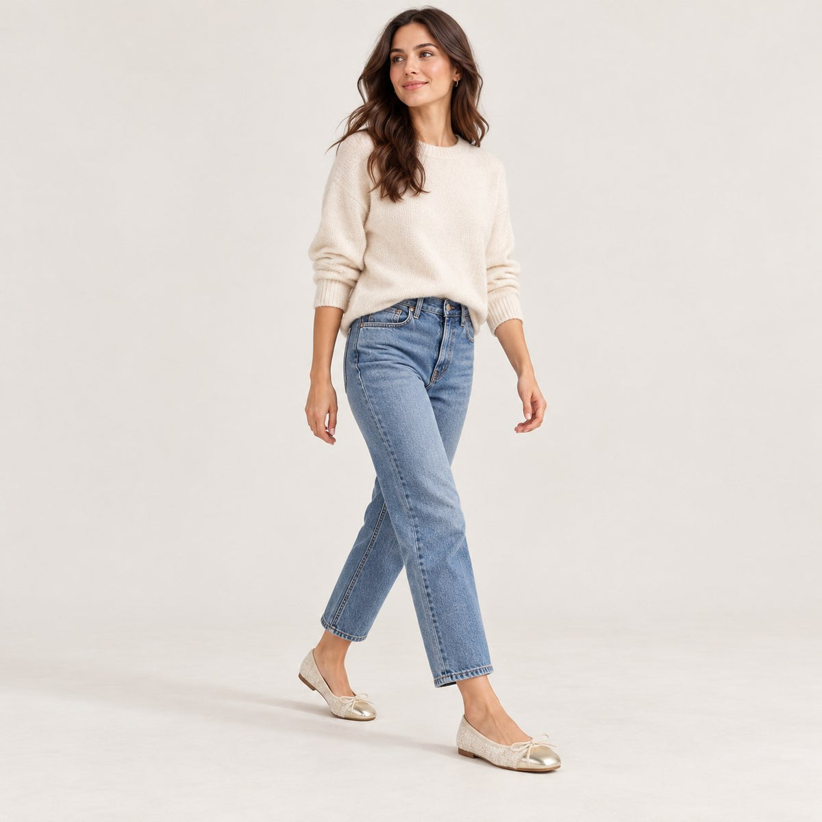 Bailarinas beige con puntera dorada y vaquero, de cuerpo entero