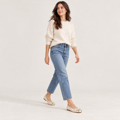 Bailarinas beige con puntera dorada y vaquero, de cuerpo entero