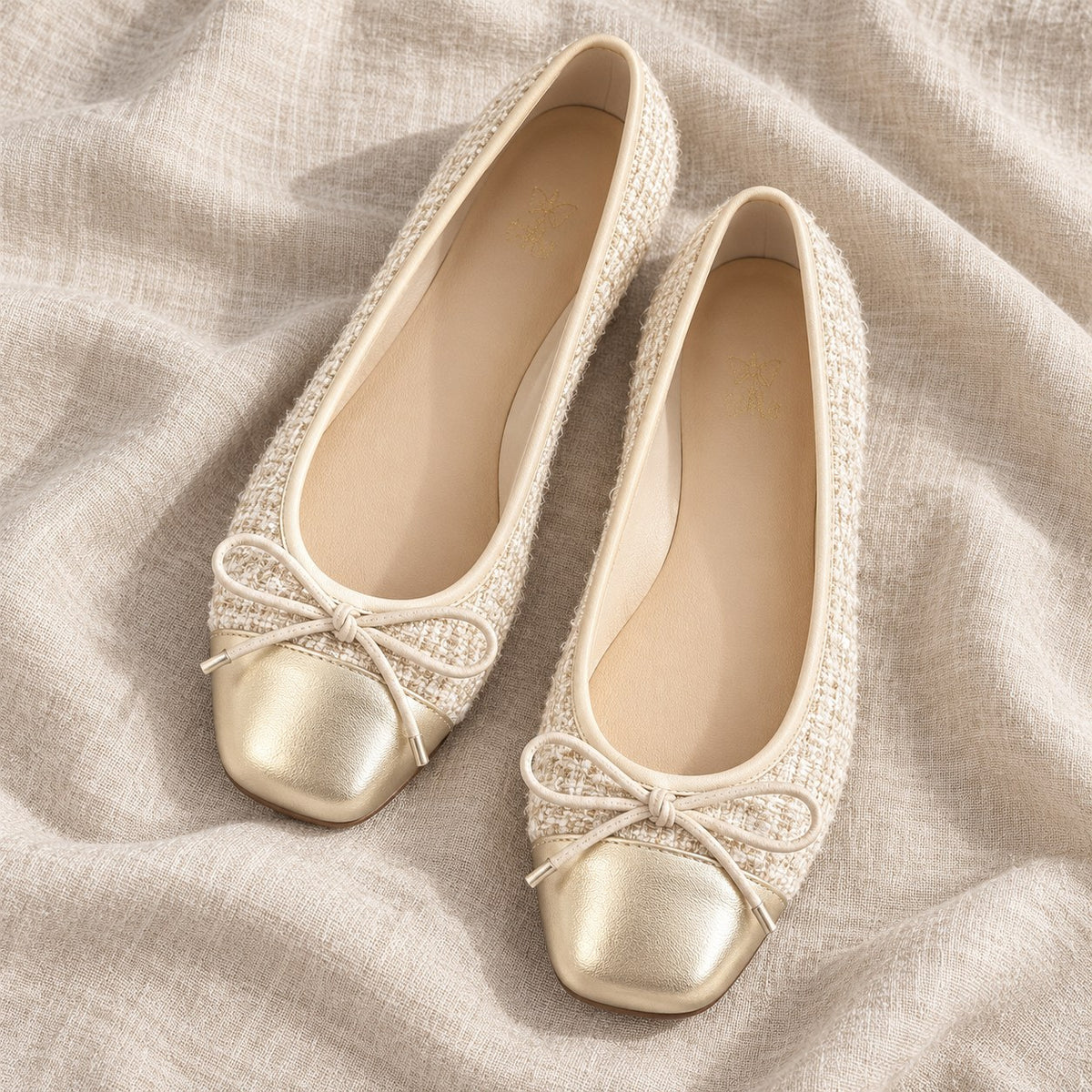 Bailarinas de tweed beige con puntera dorada y lazo, el par