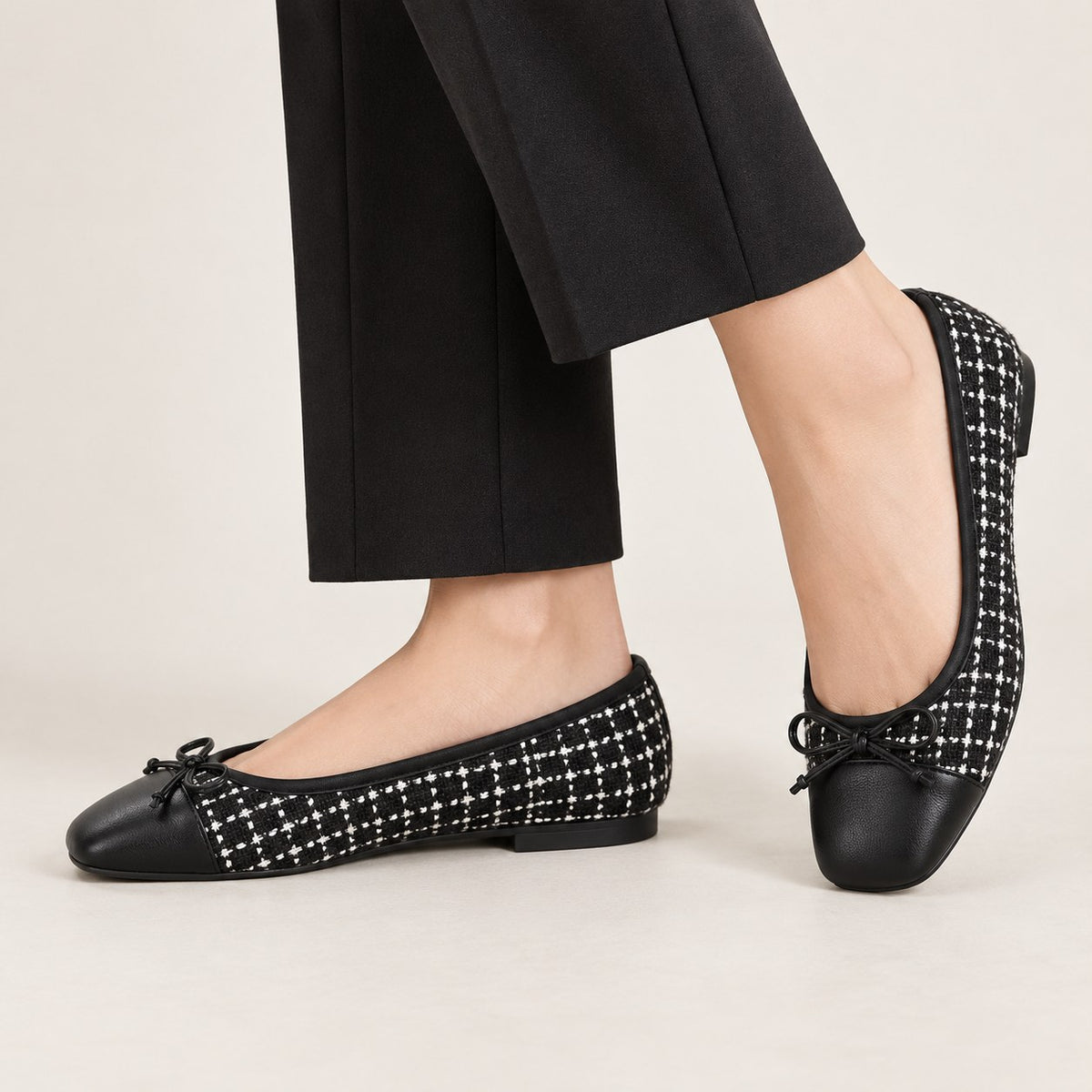 Bailarinas de tweed negro puestas con pantalón negro