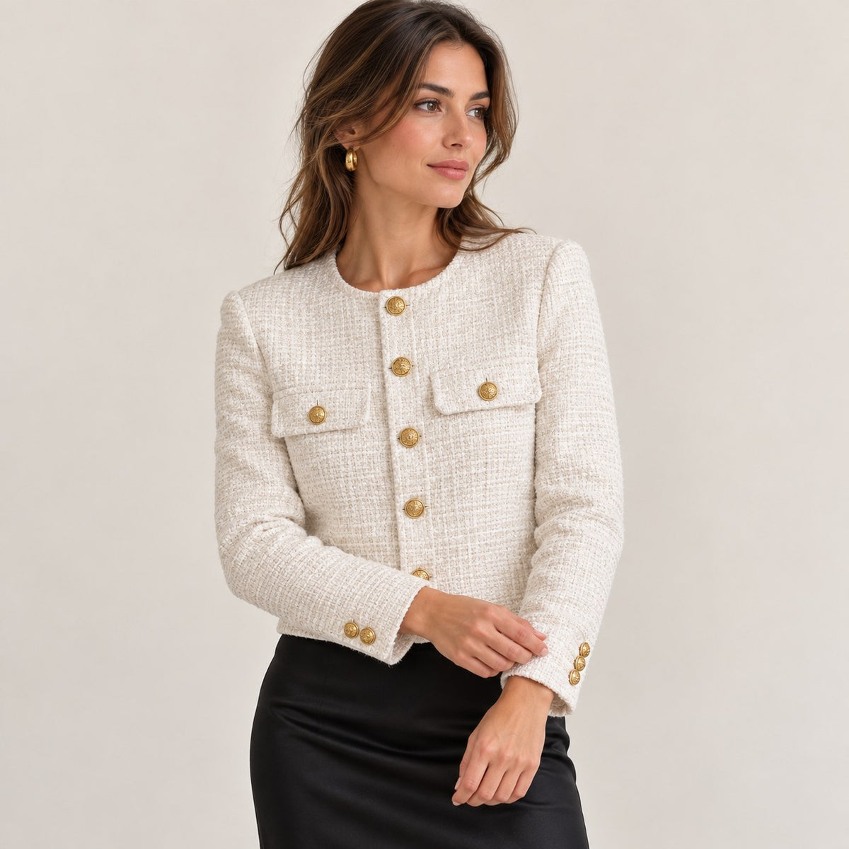 Chaqueta tweed blanca con botones dorados, plano medio