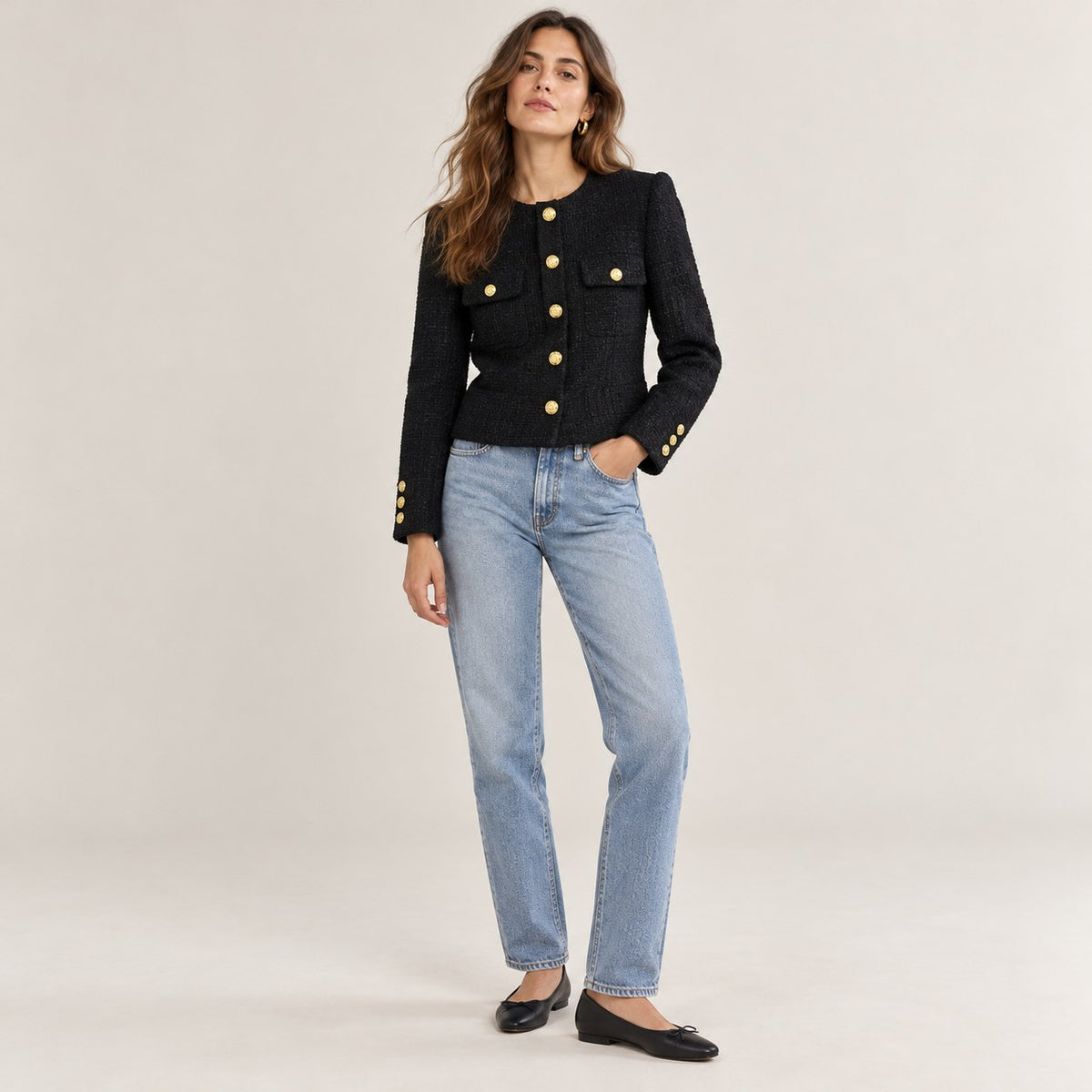 Chaqueta tweed negra con botones dorados y vaquero, de cuerpo entero