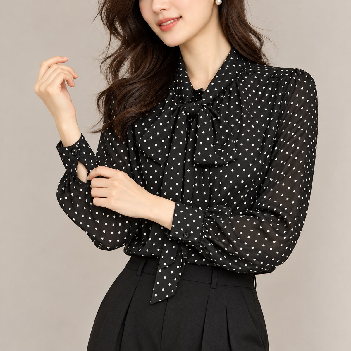 Blusa negra de lunares con lazada y falda negra