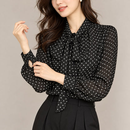 Blusa negra de lunares con lazada y falda negra