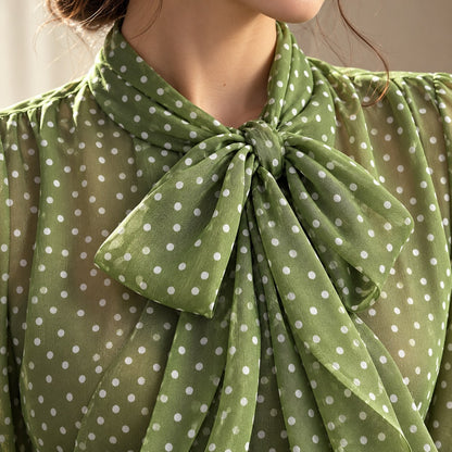 Detalle de la lazada de gasa verde con lunares blancos