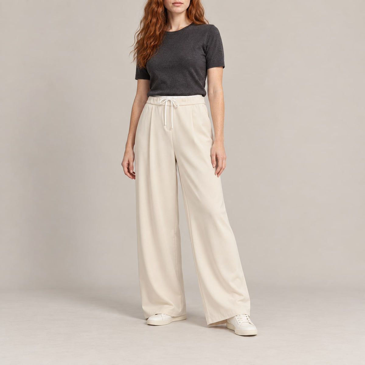 Pantalón ancho recto beige para mujer en estudio