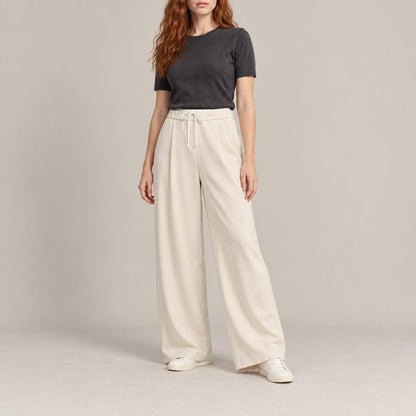 Pantalón ancho recto beige para mujer en estudio