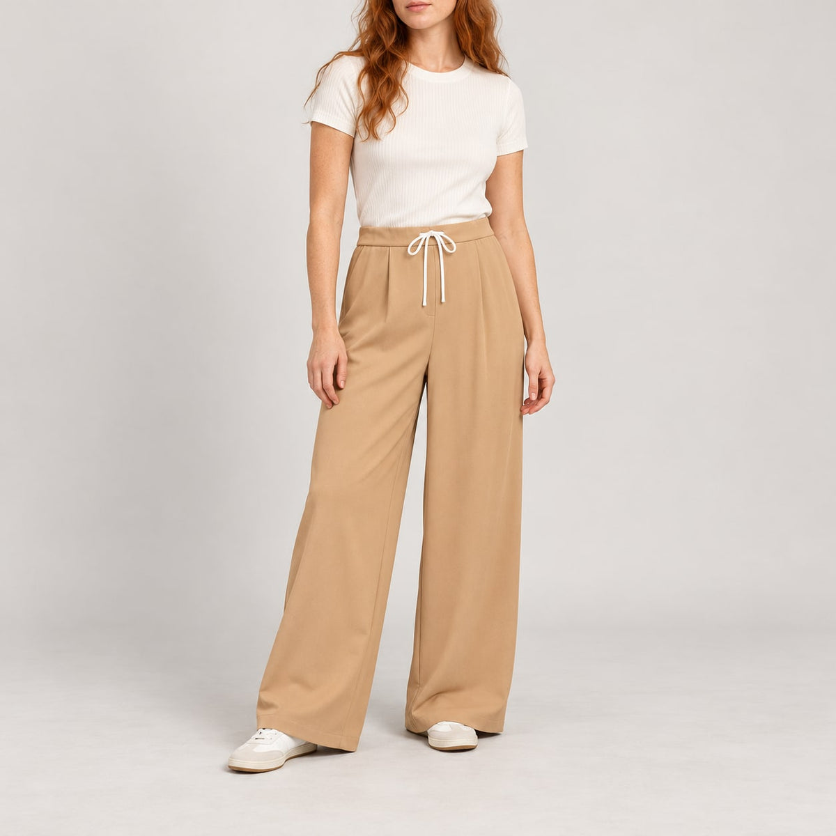 Pantalón ancho recto caqui para mujer en estudio