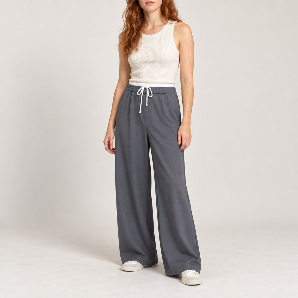 Pantalón ancho recto gris para mujer en estudio
