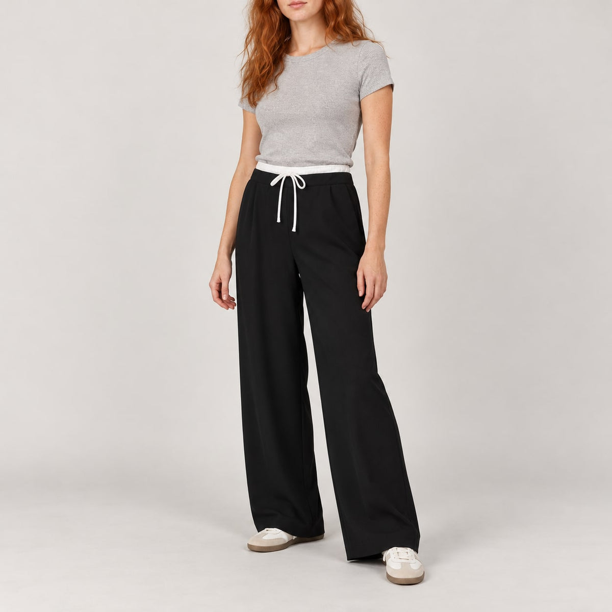 Pantalón ancho recto negro para mujer en estudio