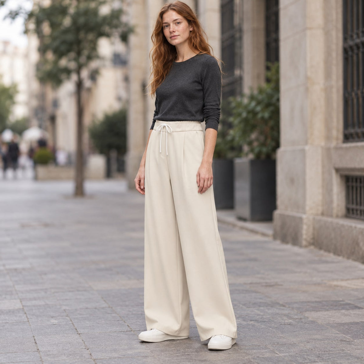 Pantalón ancho recto beige para mujer en look de otoño