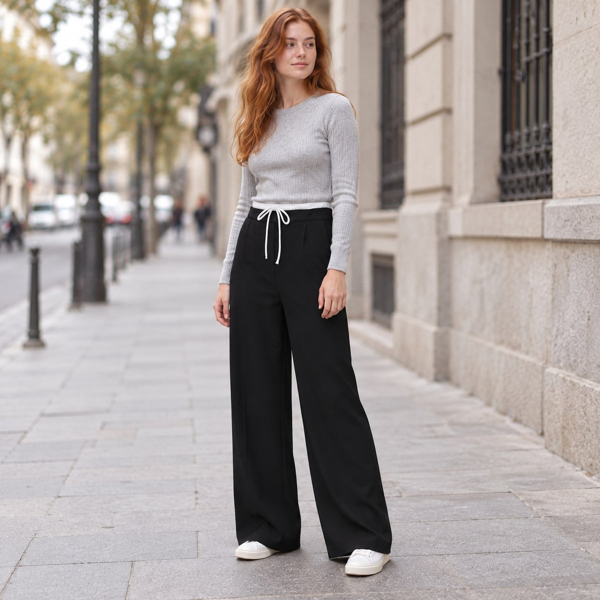 Pantalón ancho recto negro para mujer en look de otoño