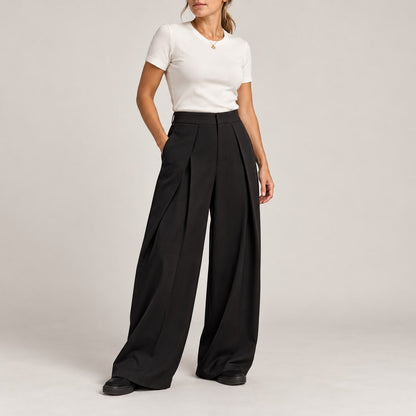 Pantalón ancho plisado negro para mujer en estudio