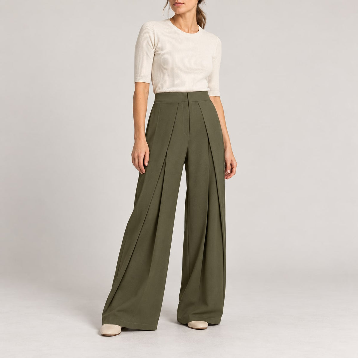 Pantalón ancho plisado verde militar para mujer en estudio