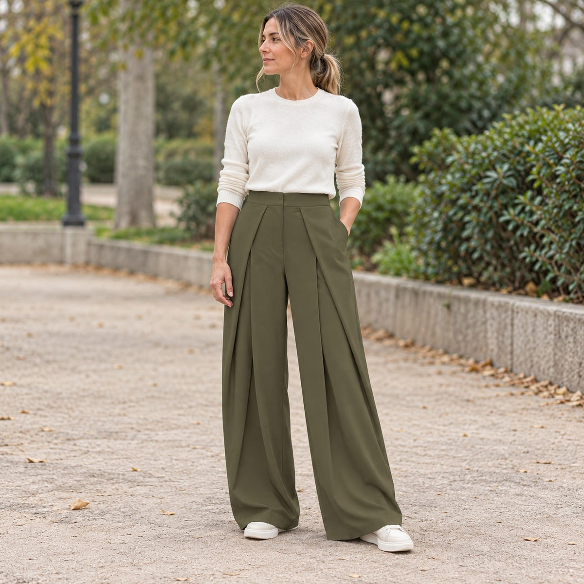 Pantalón ancho plisado verde militar para mujer en look de otoño