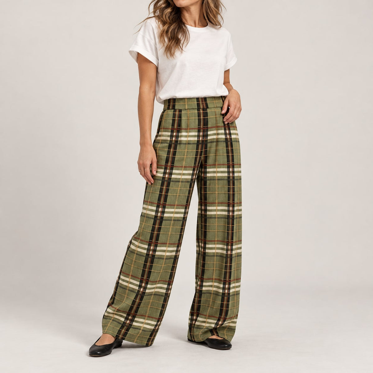 Pantalón ancho de cuadros para mujer en estudio