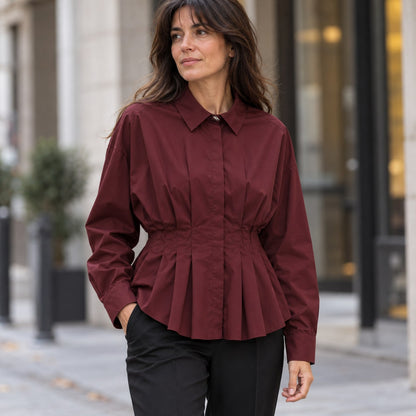 Blusa granate de popelín con pliegues en look urbano