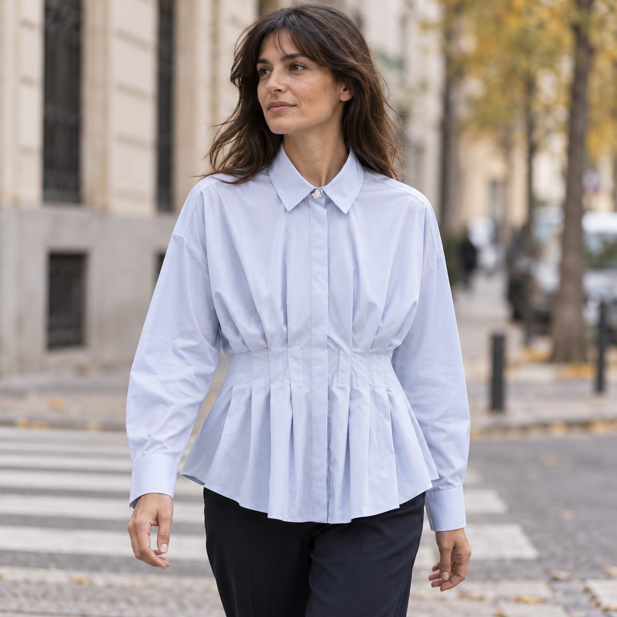 Blusa azul de popelín con pliegues en look urbano