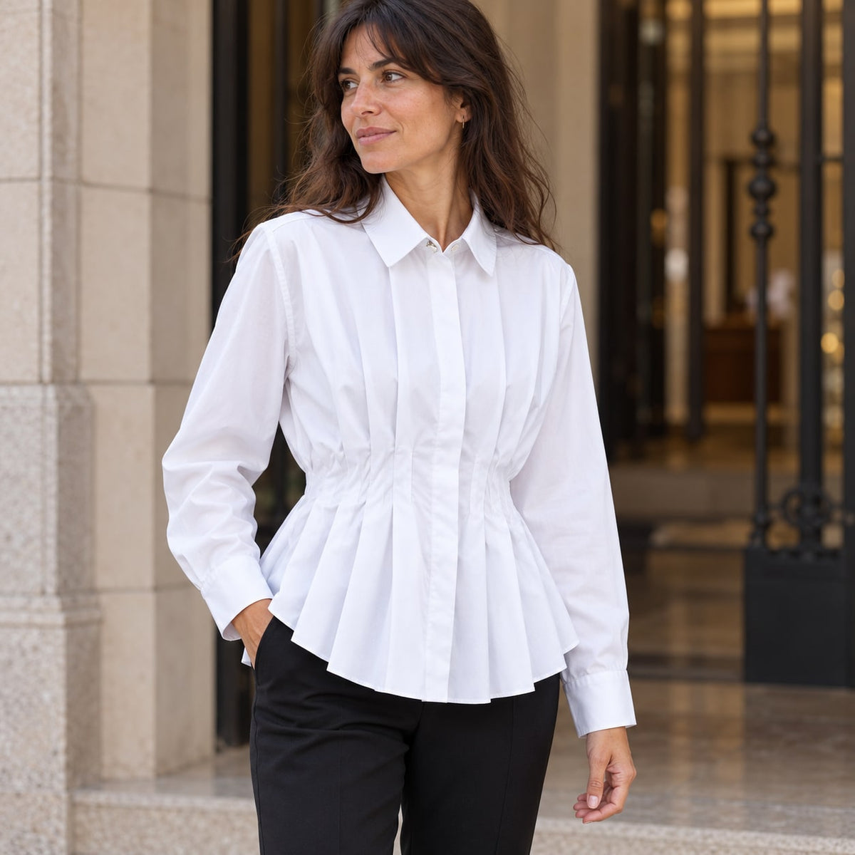 Blusa blanca de popelín con pliegues en look urbano