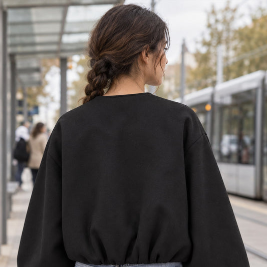 Chaqueta bomber cropped negra vista de espalda