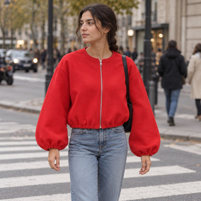 Chaqueta bomber cropped roja en un paso de cebra