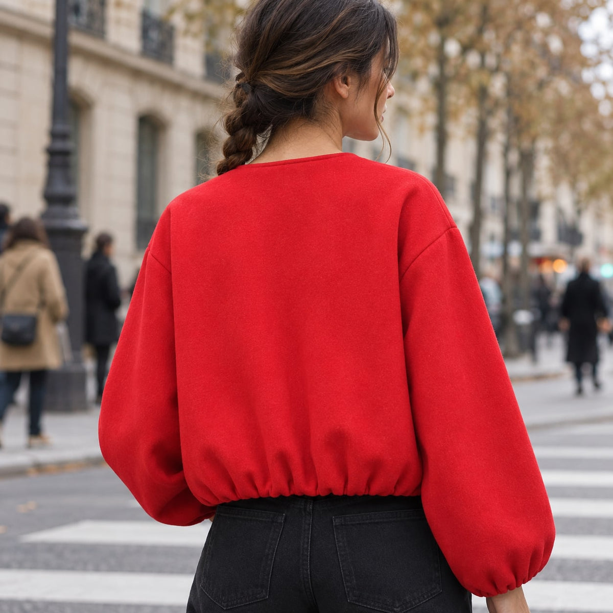 Chaqueta bomber cropped roja vista de espalda