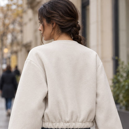 Chaqueta bomber cropped beige vista de espalda