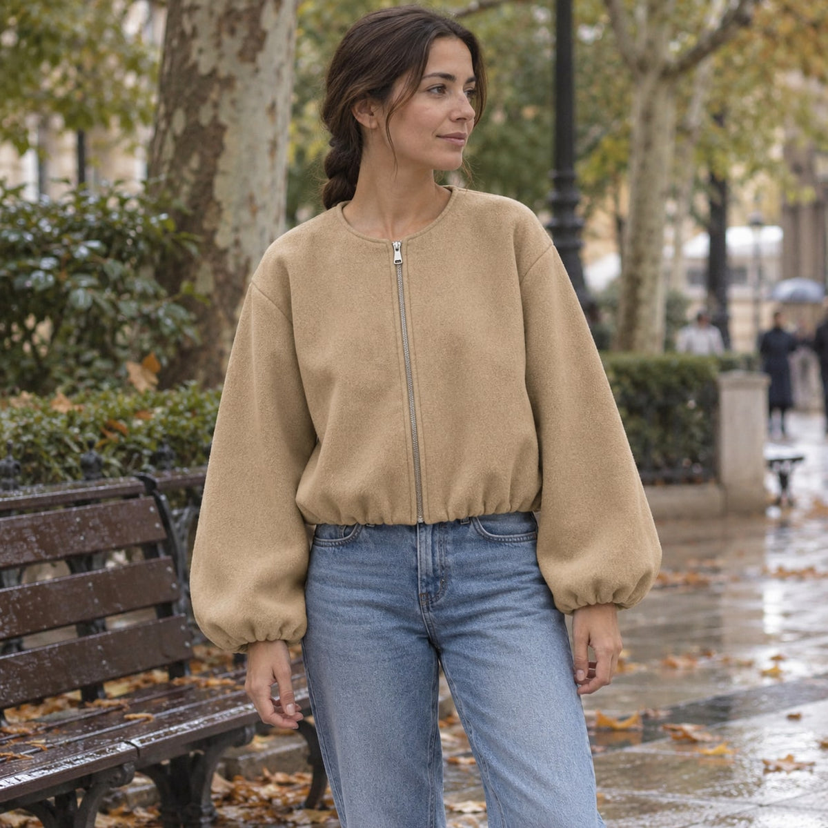 Chaqueta bomber cropped caqui en un parque urbano