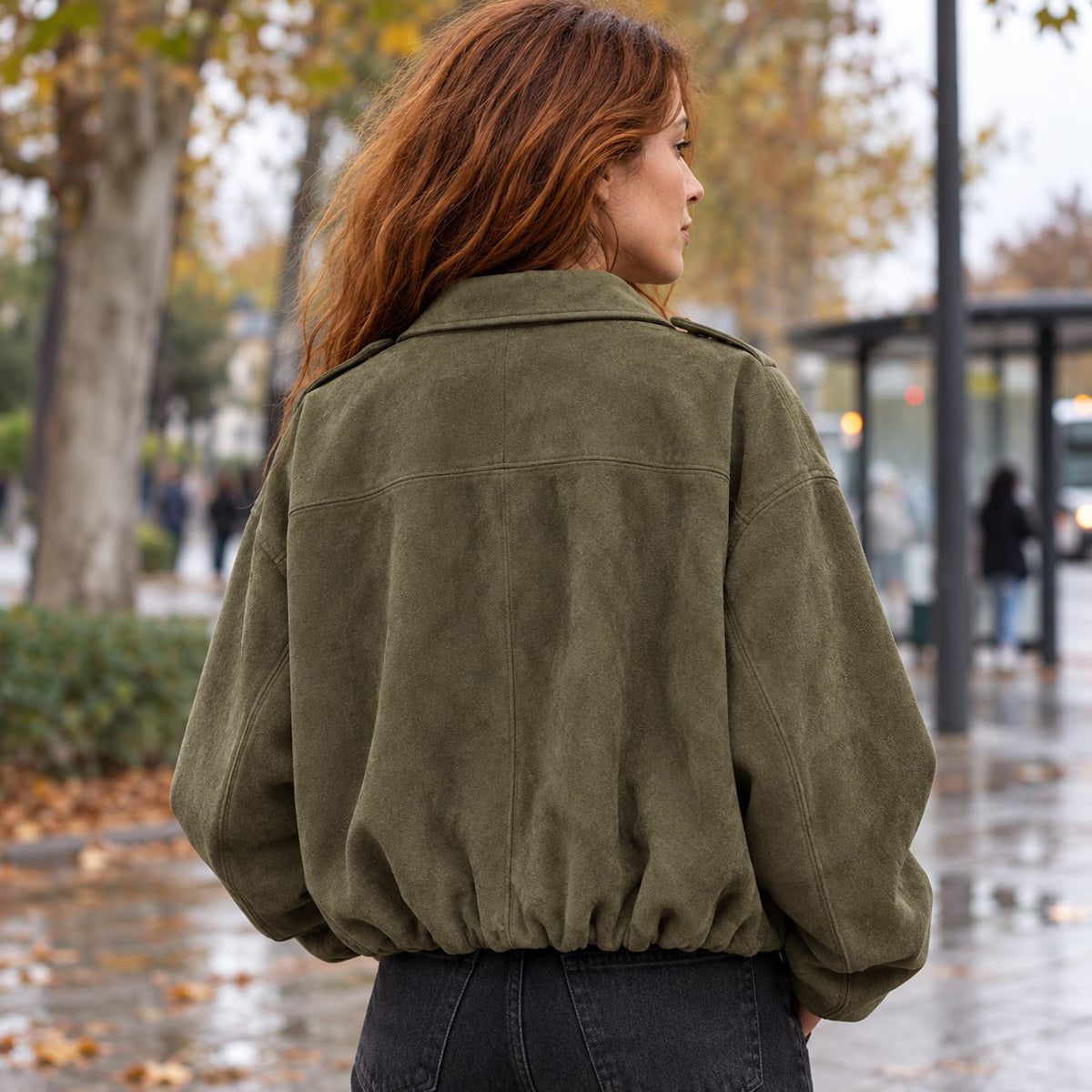 Chaqueta bomber de ante sintético caqui vista de espalda