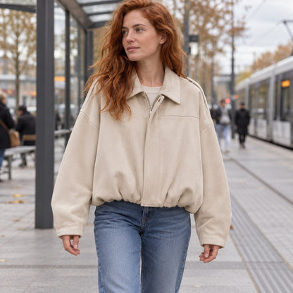 Chaqueta bomber de ante sintético beige en una parada de tranvía
