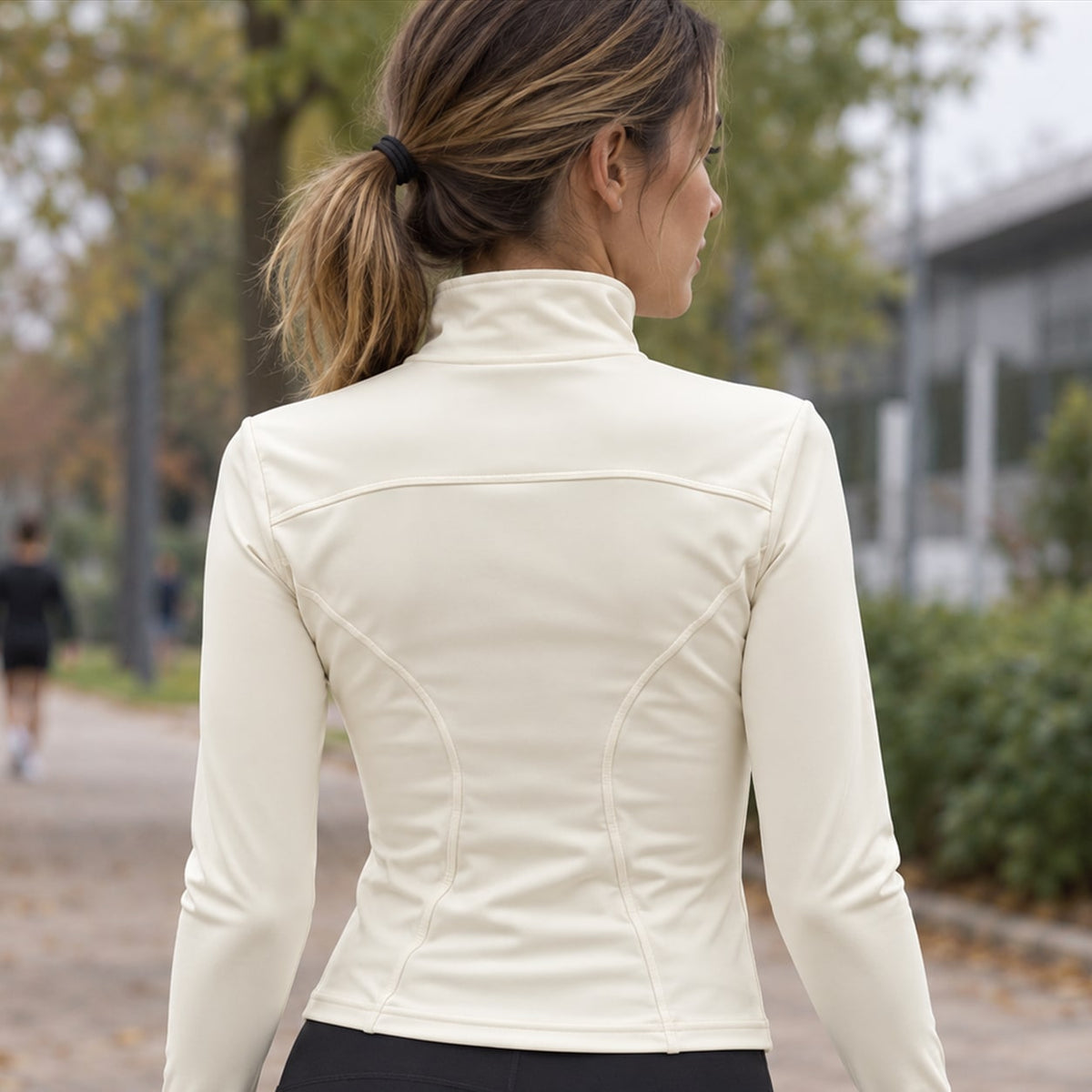 Chaqueta deportiva entallada marfil vista de espalda