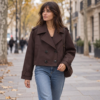 Trench corto cruzado chocolate en una avenida de otoño