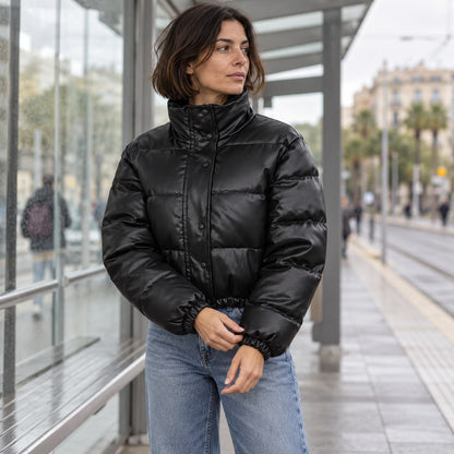Chaqueta de piel sintética negra en una parada urbana