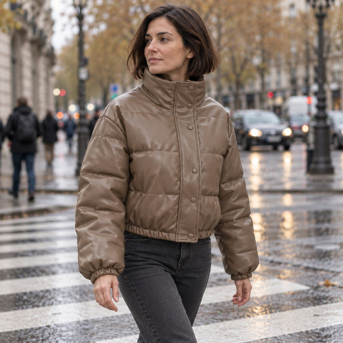 Chaqueta de piel sintética marrón cruzando una calle de otoño