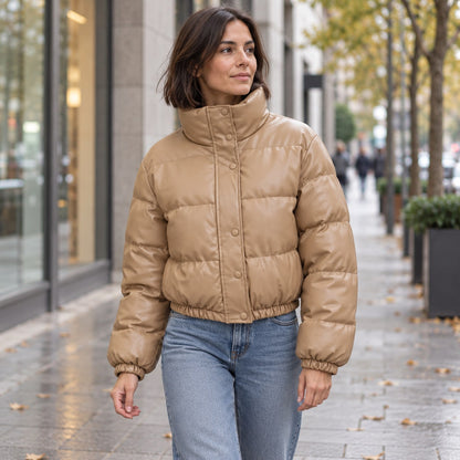 Chaqueta de piel sintética caqui en una acera urbana