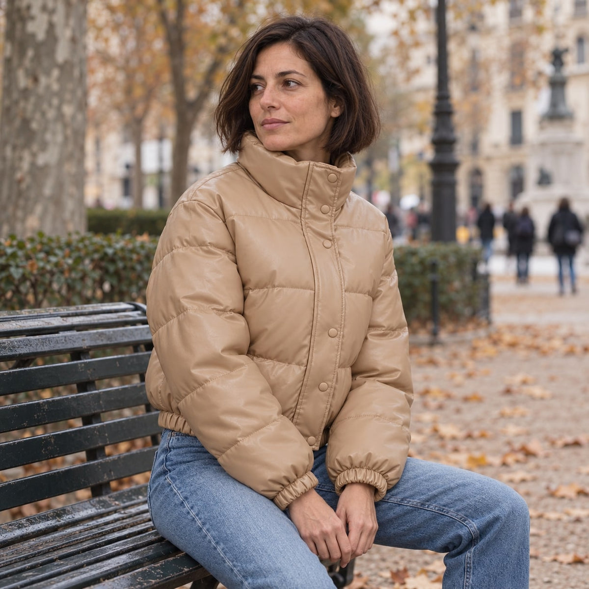 Chaqueta de piel sintética caqui en un banco de un parque urbano