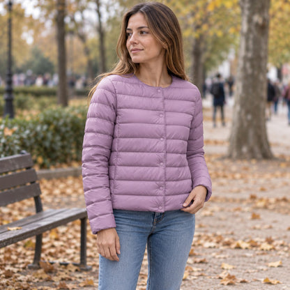 Chaqueta acolchada de plumón lavanda en un parque urbano