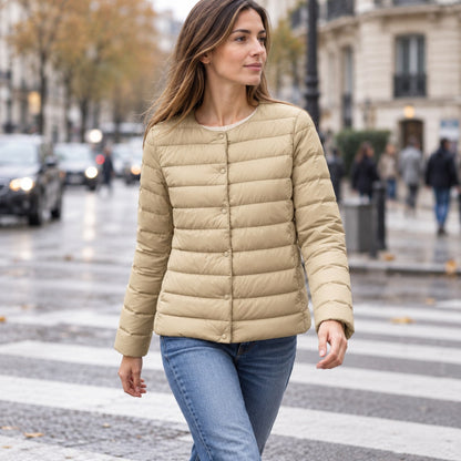 Chaqueta acolchada de plumón caqui cruzando una calle de otoño