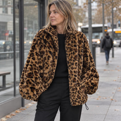 Abrigo de pelo sintético leopardo en una parada urbana