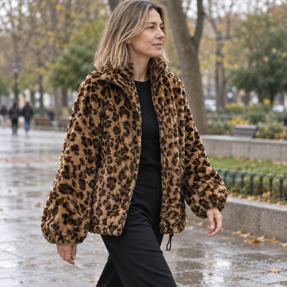 Abrigo de pelo sintético leopardo en un parque urbano