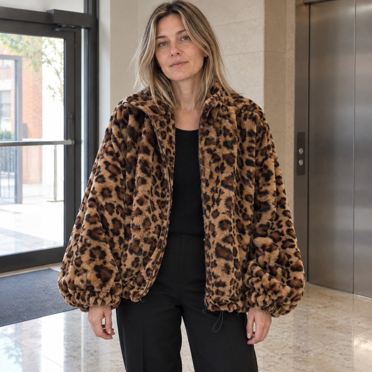 Abrigo de pelo sintético leopardo visto de frente en un portal