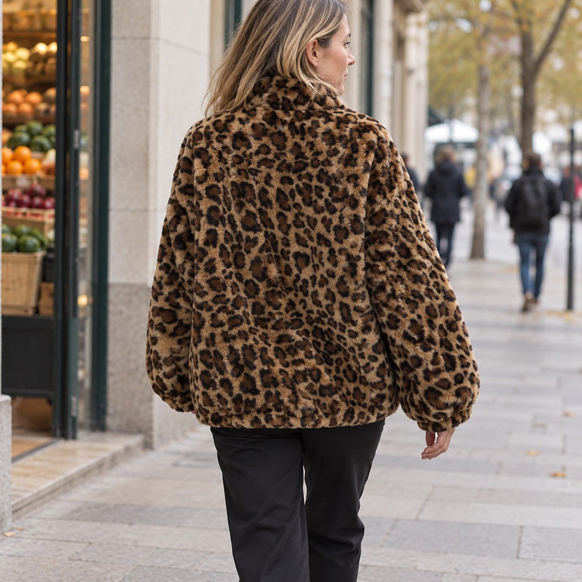 Abrigo de pelo sintético leopardo visto de espalda en la ciudad