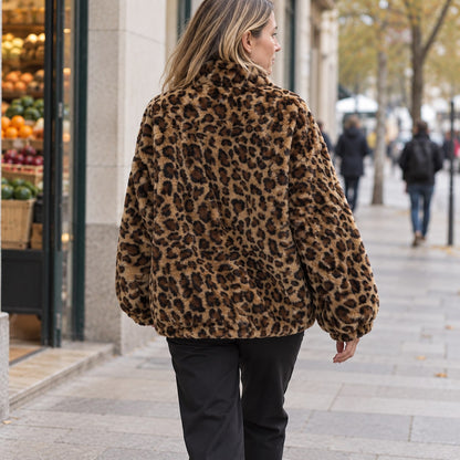 Abrigo de pelo sintético leopardo visto de espalda en la ciudad