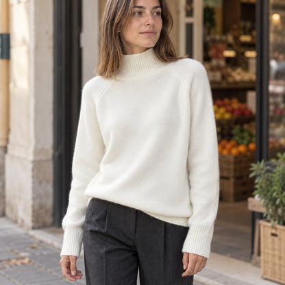 Jersey blanco de cuello chimenea en look urbano