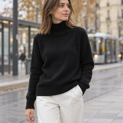 Jersey negro de cuello chimenea en look urbano