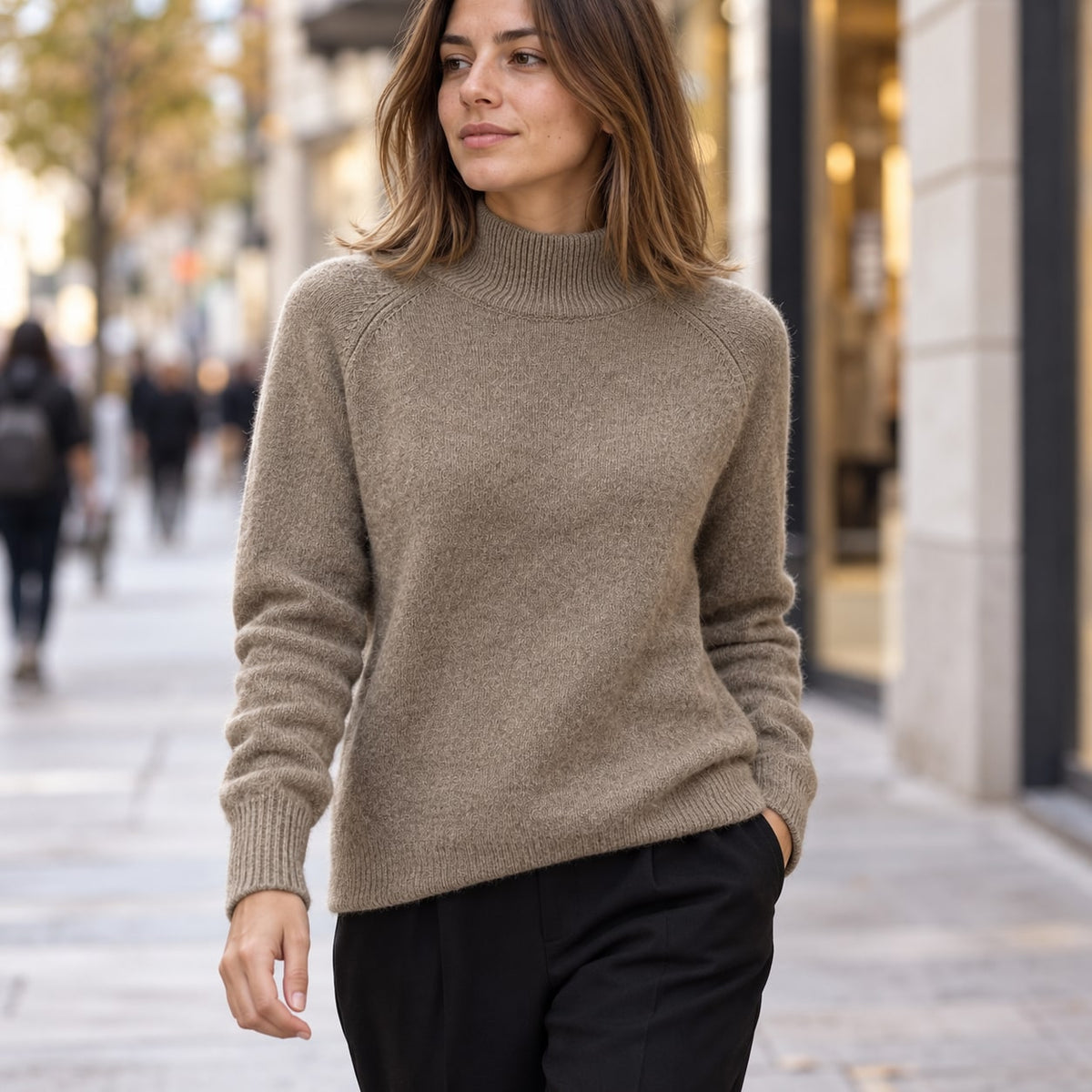Jersey camel oscuro de cuello chimenea en look urbano